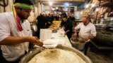 از رسم های محرم، غذای نذری است. عکسی از تکیه ثارالله در شمال غربی میدان هفتم تیر تهران.<br />
عکس: محمد مهیمنی