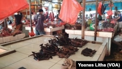 Daging kelelawar yang dijual seharga Rp 50 ribu per kilogram di pasar ekstrem Tomohon, Sulawesi Utara, 10 Maret 2020. (Foto: Yoanes Litha/VOA)