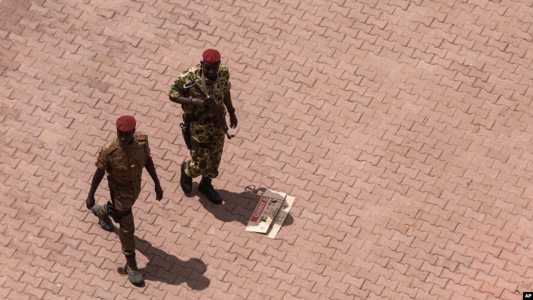 Tentara Burkina Faso berpatroli di dekat pintu masuk hotel Libya, tempat berlangsungnya pembicaraan terkait kudeta di Ouagadougou, Burkina Faso (20/9).