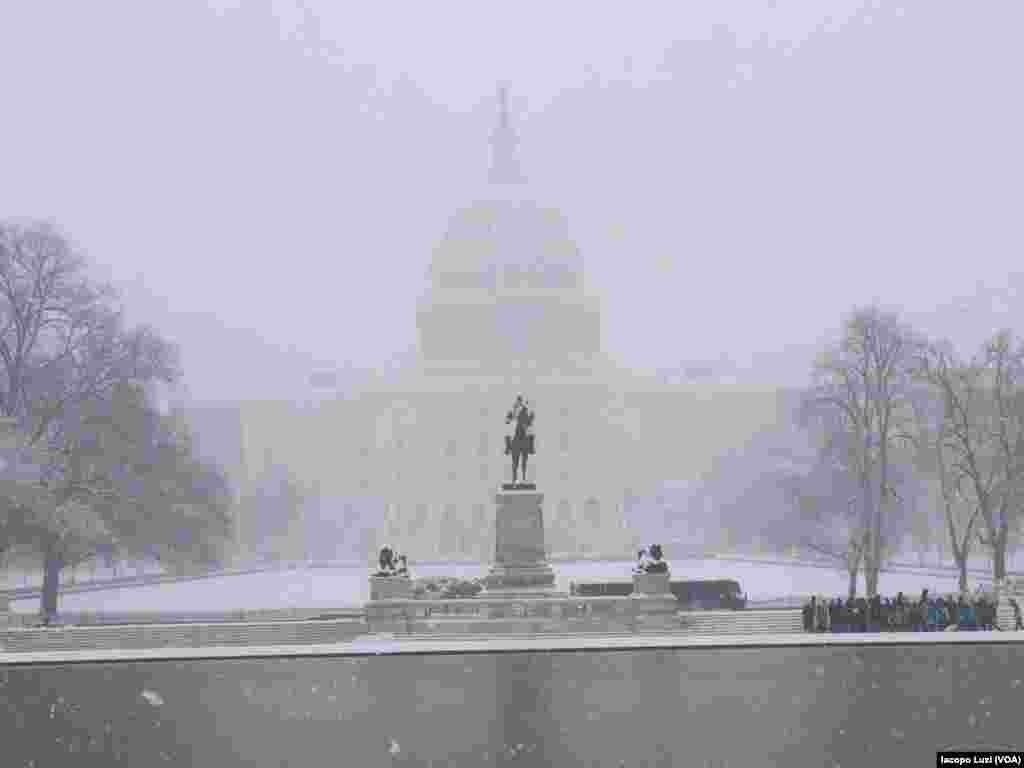 Vue du Capitole des États-Unis à Washington pendant la tempête de neige le mercredi 21 mars 2018.