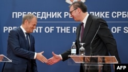 Premijer Poljske Donald Tusk i predsednik Srbije Aleksandar Vučić. (Photo by Andrej ISAKOVIC / AFP)