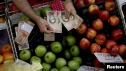 El billete de 100 vale aproximadamente dos centavos de dólar pero es el más usado en la maltrecha economía venezolana.