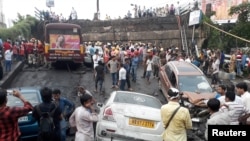 Tim pemadam kebakaran dan Tim SAR melakukan pencarian korban di lokasi runtuhnya jalan layang di Kalkuta, India, 4 September 2018.