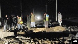 Afghan policemen gather at the site of an attack on lawmaker Abdul Rab Rasoul Sayaf in the Khaja Musafer area of Paghman district on the outskirts of Kabul, 20 Nov 2009