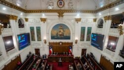 ARCHIVO - El presidente chileno, Gabriel Boric, se dirige a la sesión inaugural del Consejo Constitucional que redactará una nueva Constitución, dentro del antiguo edificio del Congreso en Santiago, Chile, el 7 de junio de 2023.