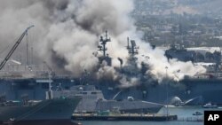Hỏa hoạn xảy ra trên tàu USS Bonhomme Richard ở căn cứ Hải quân San Diego, ngày 12/07/2020. 