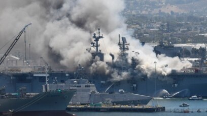 Hỏa hoạn xảy ra trên tàu USS Bonhomme Richard ở căn cứ Hải quân San Diego, ngày 12/07/2020. 