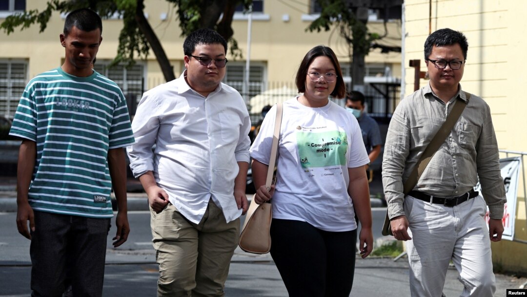 Panupong "Mike Rayong" Jadnok, Parit "Penguin" Chiwarak, Panusaya "Rung" Sithijirawattanakul và Arnon Nampa, trình diện cảnh sát theo lệnh triệu tập tại Bangkok hồi 30 tháng 11, 2020.
