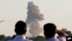 Desde la frontera turca se observan las columnas de humo que dejan los ataques aéreos en la zona de Kobani.