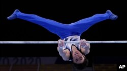 Kohei Uchimura alipokuwa akishiriki katika mashindano yanayoendelea 2020 Summer Olympics, Jumamosi, Julai 24, 2021, Tokyo, Japan. (AP Photo/Gregory Bull)