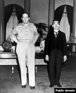 امپراتور هیروهیتو و ژنرال مک‌آرتور، در اولین دیدارشان در سفارت ایالات متحده، توکیو، ۲۷ سپتامبر ۱۹۴۵