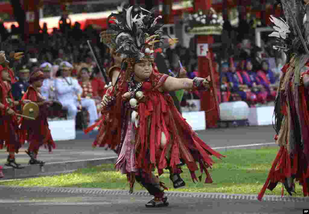 Para penari menampilkan tarian tradisional dalam perayaan Ulang Tahun ke-73 Republik Indonesia di Istana Merdeka, Jumat, 17 Agustus 2018. (Foto:AP)