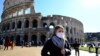 Para turis mengunjungi Coliseum di Roma, Italia (foto: dok). Italia dan beberapa negara Eropa mulai melonggarkan pembatasan terkait Covid-19 untuk memulihkan kembali sektor pariwisata dan ekonomi pada umumnya. 