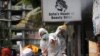 Seorang petugas Palang Merah Indonesia menyemprotkan carian disinfektan di kampung padat penduduk di tengah wabah virus corona (COVID-19) di Jakarta, 4 April 2020. (Foto: Reuters)