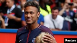 Neymar lors de sa présentation aux fans de Paris St-Germain, Paris, 5 août 2017.