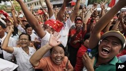 Những người ủng hộ bà Aung San Suu Kyi vui mừng trước kết quả bầu cử ở Yangon, 1/4/2012