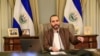 El presidente de El Salvador, Nayib Bukele, durante la transmisión de una cadena nacional desde la Casa Presidencial.