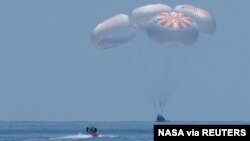 La cápsula Crew Dragon de SpaceX con los astronautas de la NASA Bob Behnken y Doug Hurley amariza en aguas del Golfo de México el 2 de agosto de 2020.