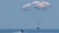 La cápsula Crew Dragon de SpaceX con los astronautas de la NASA Bob Behnken y Doug Hurley amariza en aguas del Golfo de México el 2 de agosto de 2020.