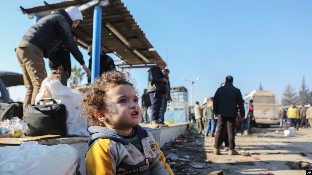 Un niño sirio y su familia evacuados de la asedidada ciudad de Alepo llegan a un campo de refugiados en Rashidin, cerca de Idlib, Siria.