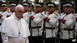 El papa Francisco recibe la bienvenida en el aeropuerto de Skopie, Macedonia del Norte, el martes, 7 de mayo de 2019.