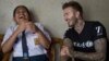 David Beckham, duta Besar Goodwill UNICEF dan mantan atlet sepak bola internasional, bertemu dengan Sripun (15) di rumahnya di Semarang pada Selasa (27/3).