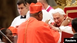 Paus Benediktus XVI menyambut Kardinal John Olorunfemi Onaiyekan dari Nigeria dalam upacara di Basilika Saint Peter di Vatikan, November 2012. (Foto: Dok)