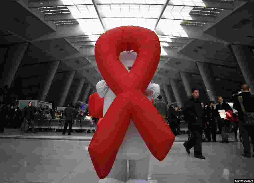 1-dekabr Xalqaro OITSga qarshi kurash kuni deb e&#39;lon qilinganiga 31 yil to&#39;ldi. Dunyo bo&#39;ylab ushbu kasallikka chalinganlarning hayoti uzaygan, tibbiy yordam ko&#39;lami kengaygan. Biroq o&#39;limlar soni kamaygan emas. BMTning Bolalar fondi tarqatgan ma&#39;lumotga ko&#39;ra, dunyoda har yili 300 dan ziyod bola OITS kasalligidan jon bermoqda.&nbsp;