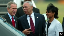 ພາບອະດີດປະທານາທິບໍດີ George W. Bush ທີ່ສະໜາມບິນ Shannon Airport ກັບອະດີດ ລມຕ ຕ່າງປະເທດ ທ່ານ Colin Powell ແລະ ອະດີດທີ່ປຶກສາດ້ານຄວາມໝັ້ນຄົງແຫ່ງຊາດ ທ່ານນາງ Condoleeza Rice.