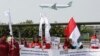 Para aktivis pekerja migran Indonesia memegang poster-poster dan bendera Indonesia dekat tempat pertemuan Presiden Joko Widodo dan warga Indonesia di Hong Kong, 30 April 2017. (Foto: AP)