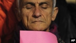 A demonstrators holds a placard during a demonstration against Egyptian President Hosni Mubarak at the Sant Jaume square in Barcelona, Spain, January 29, 2011. The placard reads: "Free Egypt".