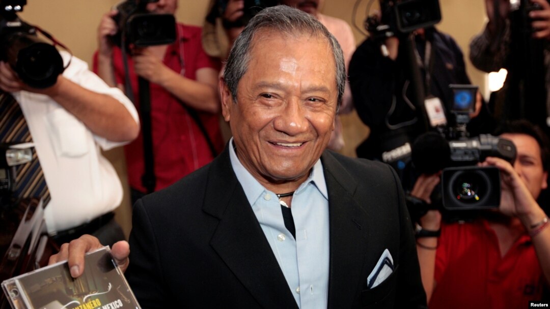 El cantante mexicano Armando Manzanero muestra su nuevo disco durante una conferencia de prensa en la Ciudad de México el 26 de agosto de 2008. 