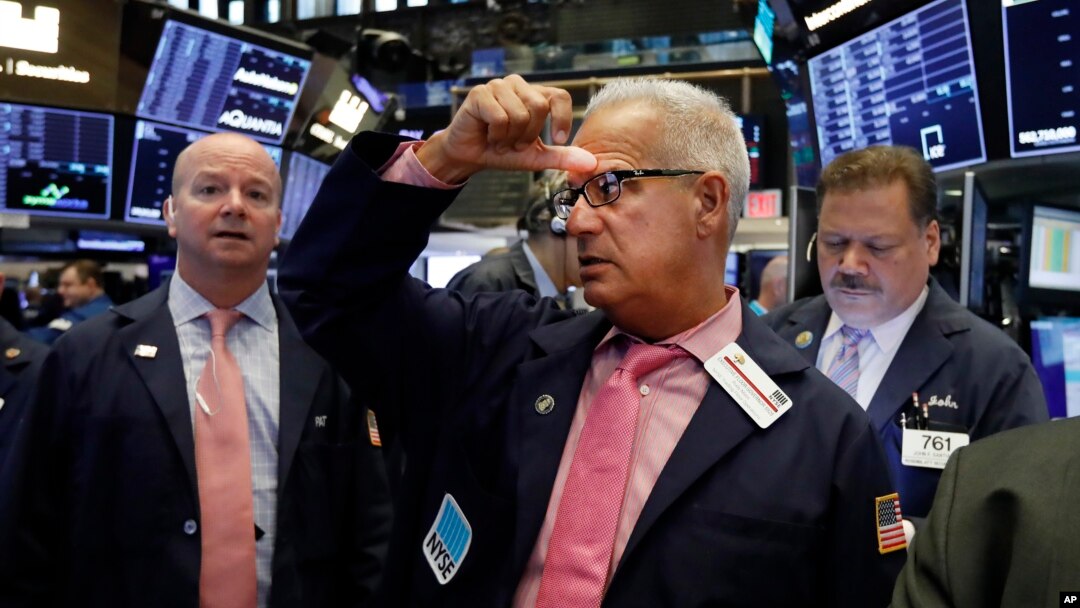 Pasar-pasar saham di Wall Street Jumat sore (31/1) anjlok tajam akibat kekhawatiran dampak virus corona terhadap ekonomi (foto: ilustrasi). 