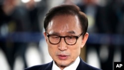 អតីត​ប្រធានាធិបតី​កូរ៉េ​ខាងត្បូ​លោក Lee Myung-bak អញ្ជើញ​ទៅ​ការិយាល័យ​រដ្ឋអាជ្ញា​ Seoul Central District Prosecutors ដើម្បី​សាកសួរ​លើ​ការ​ចោទប្រកាន់​ថា បាន​ប្រពឹត្ត​អំពើ​ពុករលួយ កលាពី​ថ្ងទី១៤ ខែមីនា ឆ្នាំ២០១៨។
