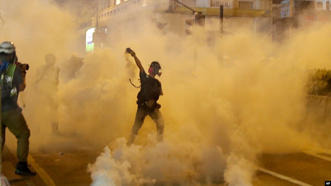 香港警方8月3日晚间在九龙地区与抗议人士爆发冲突。警方向示威者多次发射催泪瓦斯。