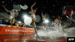 Des athlètes courent le 3000m steeple lors des Jeux du Commonwealth au stade Carrara de Gold Coast, le 11 avril 2018