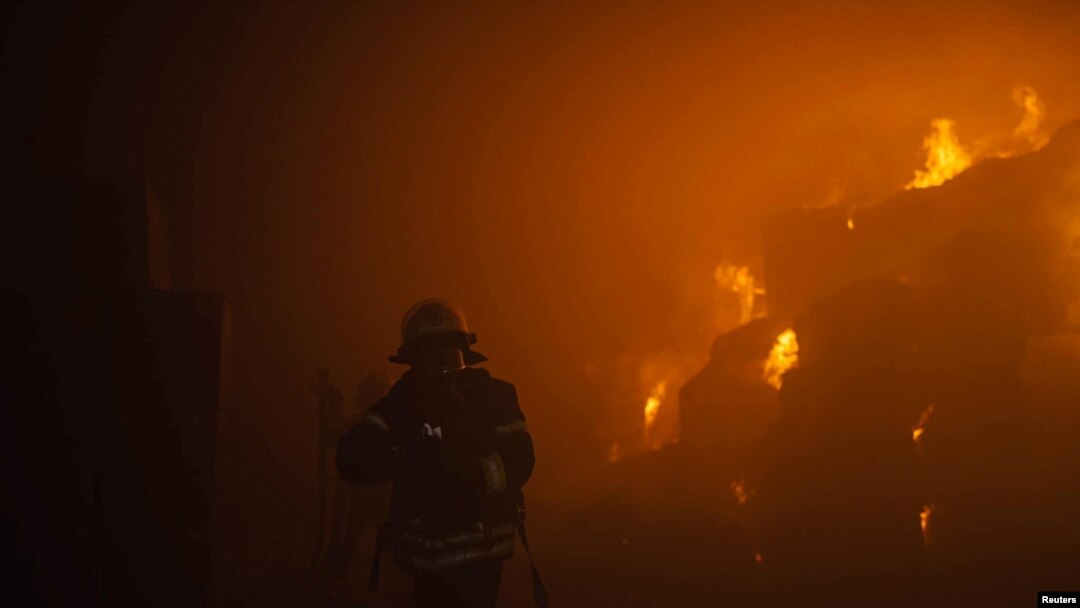 Seorang pemadam kebakaran bekerja memadamkan api di sebuah pabrik tembakau yang terbakar akibat serangan drone Rusia di Kyiv, Ukraina, pada 28 Mei 2023. (Foto: Pavlo Petrov/Press service of the State Emergency Service of Ukraine/Handout via Reuters)