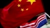 Foto ilustrasi yang menampilkan bendera China dan Amerika Serikat. (Foto: AP/Andy Wong)