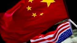 Foto ilustrasi yang menampilkan bendera China dan Amerika Serikat. (Foto: AP/Andy Wong)