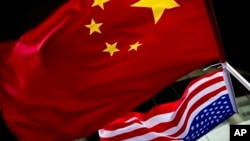 Foto ilustrasi yang menampilkan bendera China dan Amerika Serikat. (Foto: AP/Andy Wong)