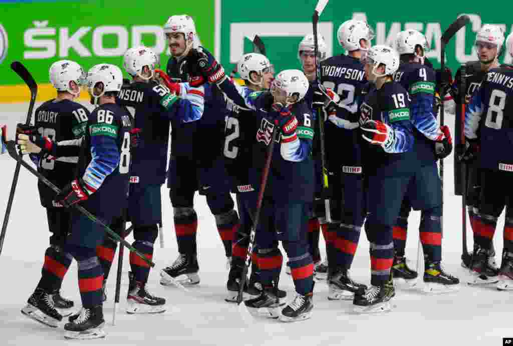 خوشحالی بازیکنان آمریکا از &#160;پیروزی بر تیم اسلواکی در مرحله یک‌ چهارم نهایی مسابقات جهانی هاکی روی یخ در ریگا، لتونی