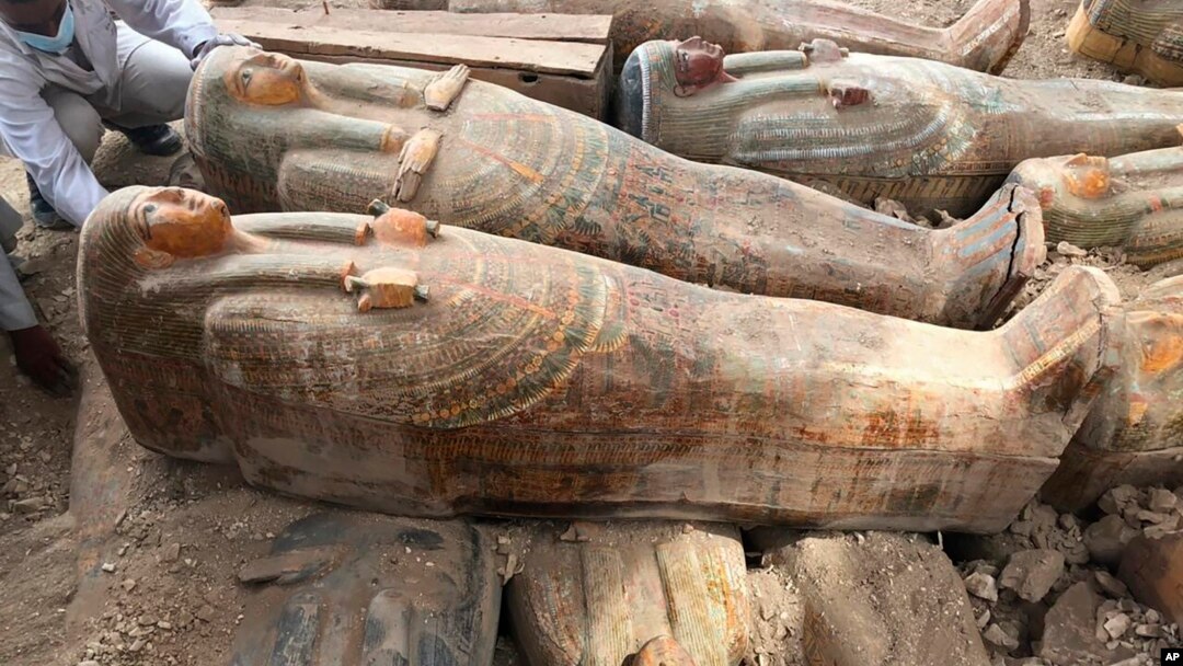 Sebagian dari 30 peti mati kunio yang baru saja ditemukan di Luxor, Mesir (15/10). 