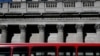 Un autobús pasa por el Banco de Inglaterra, en Londres, el 23 de marzo de 2020.