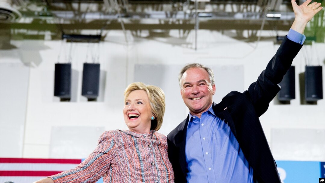 Kandidat presiden AS dari Partai Demokrat Hillary Clinton dan Senator negara bagian Virginia tim Kaine, dalam kampanye di Annandale, Virginia (14/7). (AP/Andrew Harnik)