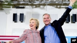 Ứng cử viên Tổng Thống của Đảng Dân Chủ Hillary Clinton và Thượng nghị sĩ đại diện bang Virginia Tim Kaine tại trường Cao đẳng Cộng đồng Bắc Virginia ở Annandale, Virginia, ngày 14 tháng 7 năm 2016.