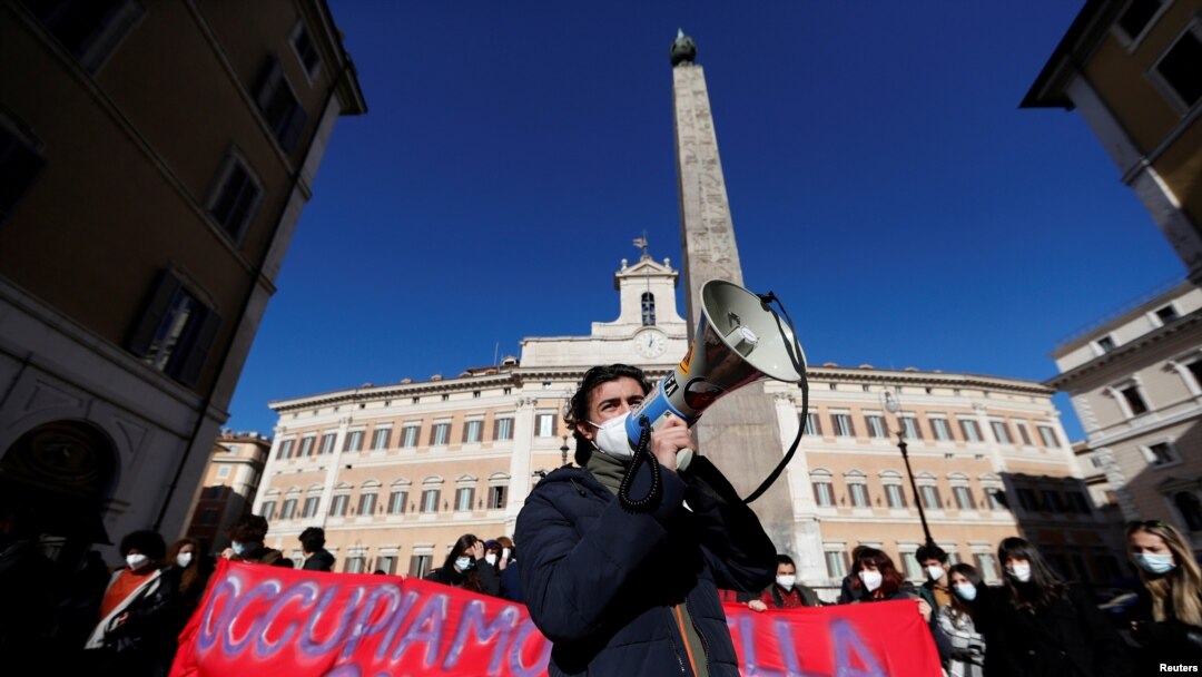 Para pelajar berdemo menuntut perbaikan fasilitas di tengah pandemi Covid-19, di luar Istana Montecitorio di Rome, Italia, Senin, 18 Januari 2021.