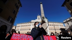 Para pelajar berdemo menuntut perbaikan fasilitas di tengah pandemi Covid-19, di luar Istana Montecitorio di Rome, Italia, Senin, 18 Januari 2021.