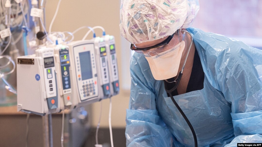 Zdravstvena radnica brine o obolelom od Kovida 19 na respiratoru, na jedinici intenzivne negde u baptističkoj bolnici Flojd, Nju Olbani, Indijana, 7. septembra 2021.