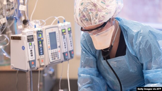 Un trabajador de la salud atiende a un paciente con un ventilador en la Unidad de Cuidados Intensivos de Baptist Health Floyd el 7 de septiembre de 2021 en New Albany, Indiana.