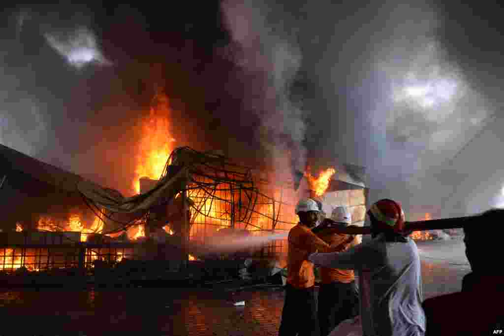 آتش سوزی در یک بازار روز در اسلام آباد پاکستان. بیش از صد باب مغازه در این آتش سوزی از بین رفتند. &nbsp;
